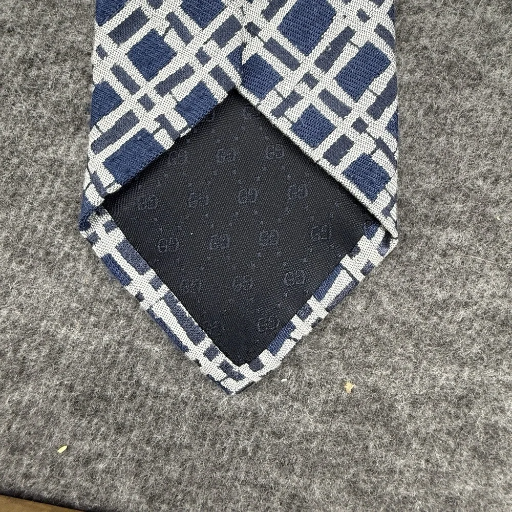 Gucci Men's Necktie 100% Silk Blue and white Stripes Pre-Owned‎